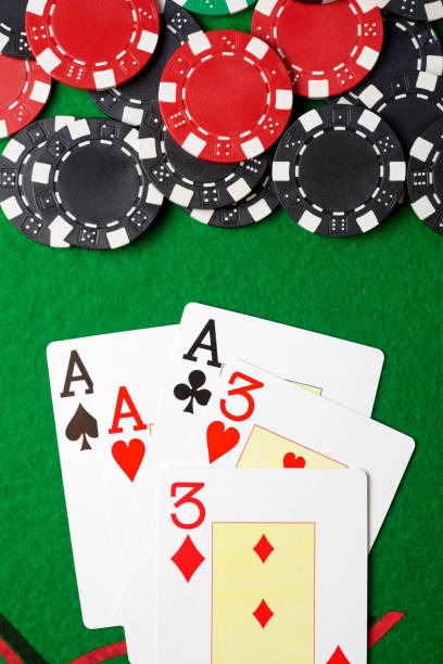 Gaple Online gameplay interface showing tiles and multiplayer table on mobile